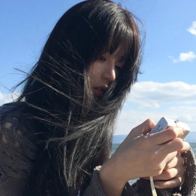穿一只红鞋的男人